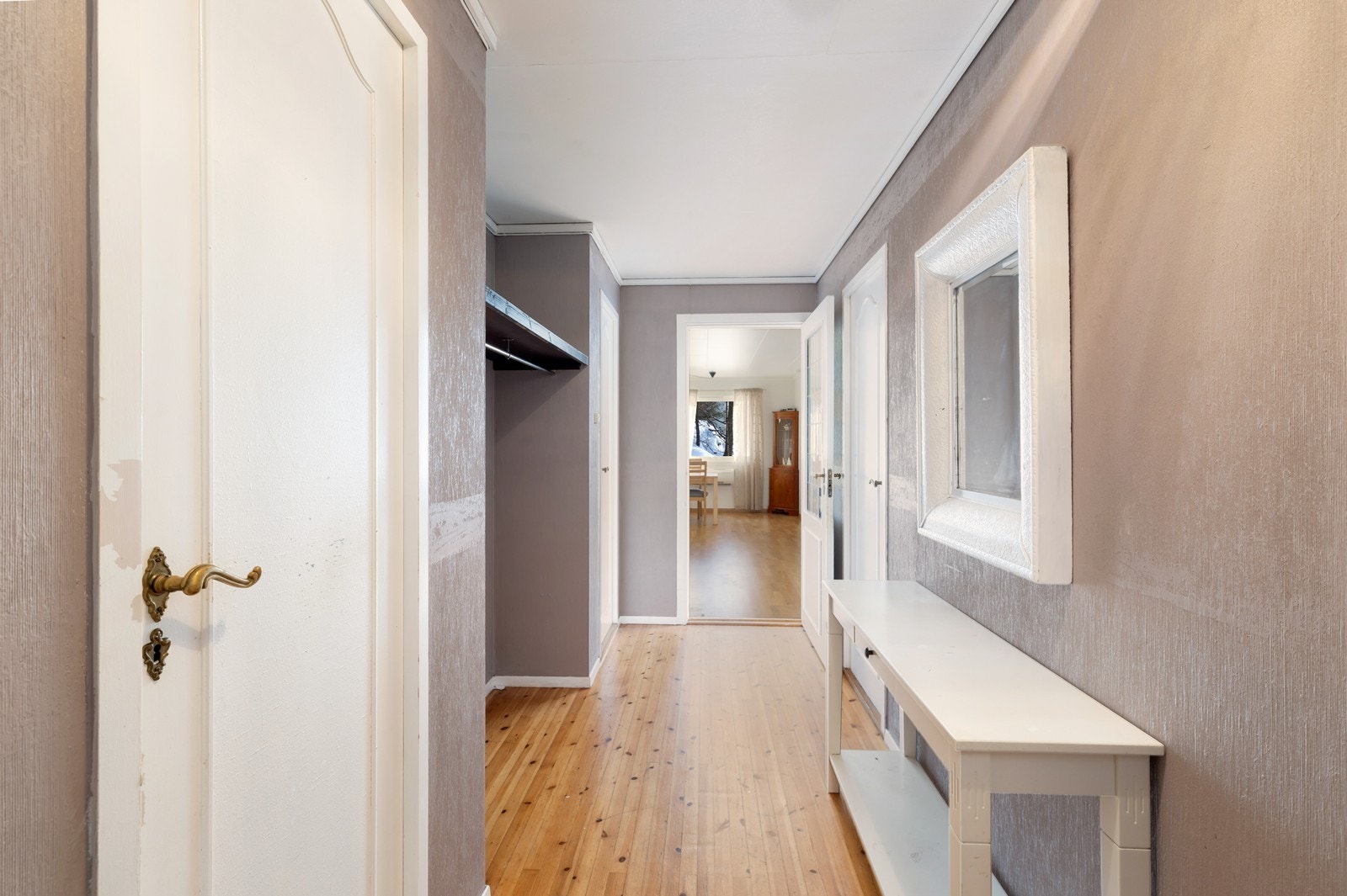 Gang/entrè med plass til å henge av seg ytterklær. Galleribilde