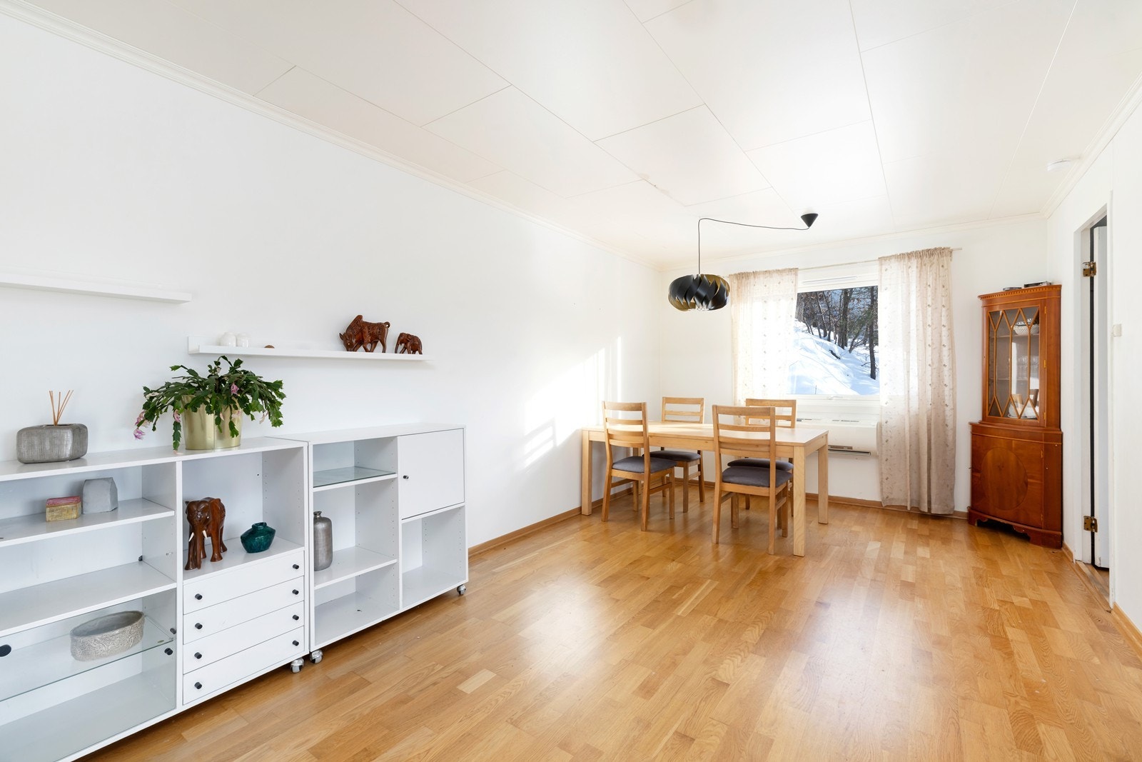 Det har vært lekkasje fra taket i spisestuen. Det er under utbedring nå og dekkes av forsikringen i følge selger. Galleribilde