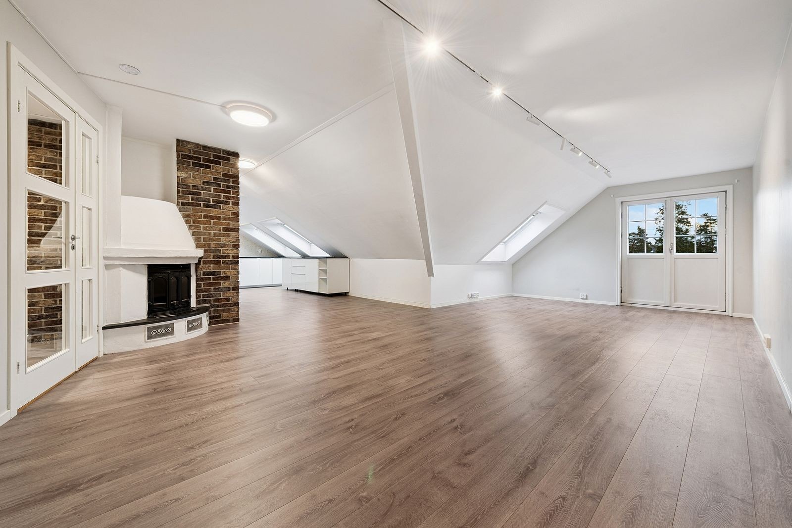 Stue med peis og fransk balkong Galleribilde