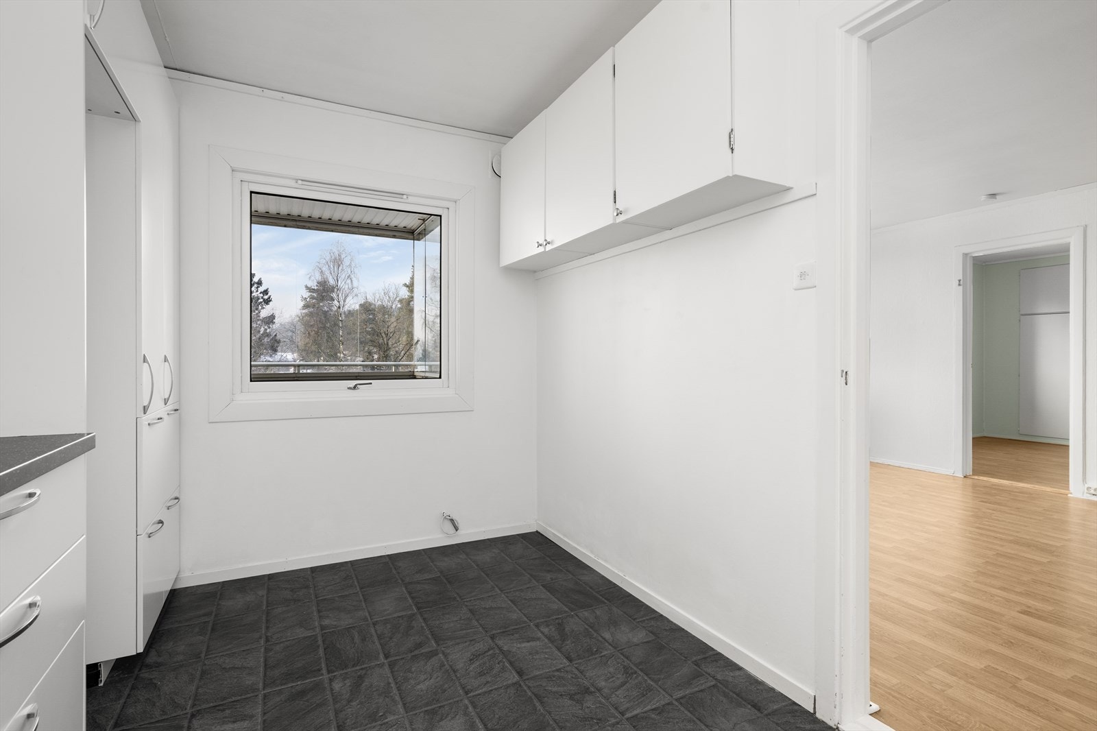 Kjøkkenet er på 9 m2 og har en fin spiseplass ved vinduet. Galleribilde