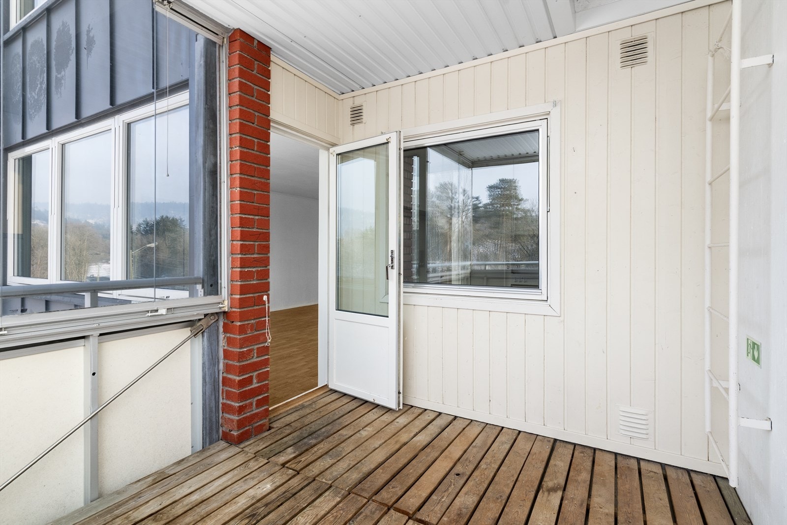 Fra stua er det utgang til en innglasset balkong på ca. 7 m2 mot sydvest med gode solforhold. Balkongen med impregnerte terrassebord har god plass til utemøbler, og kan brukes som et ekstra rom store deler av året. Galleribilde