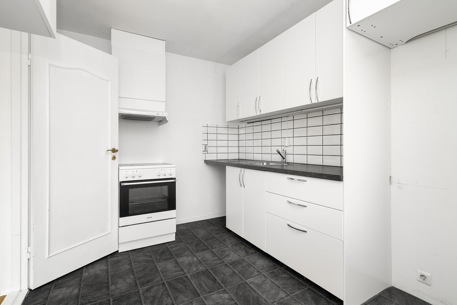 Kjøkkenet har godt med oppbevaringsplass i skuffer og skap, og det er avsatt plass til frittstående hvitevarer som oppvaskmaskin, komfyr og kjøl/fryseskap. Komfyr medfølger ikke Galleribilde