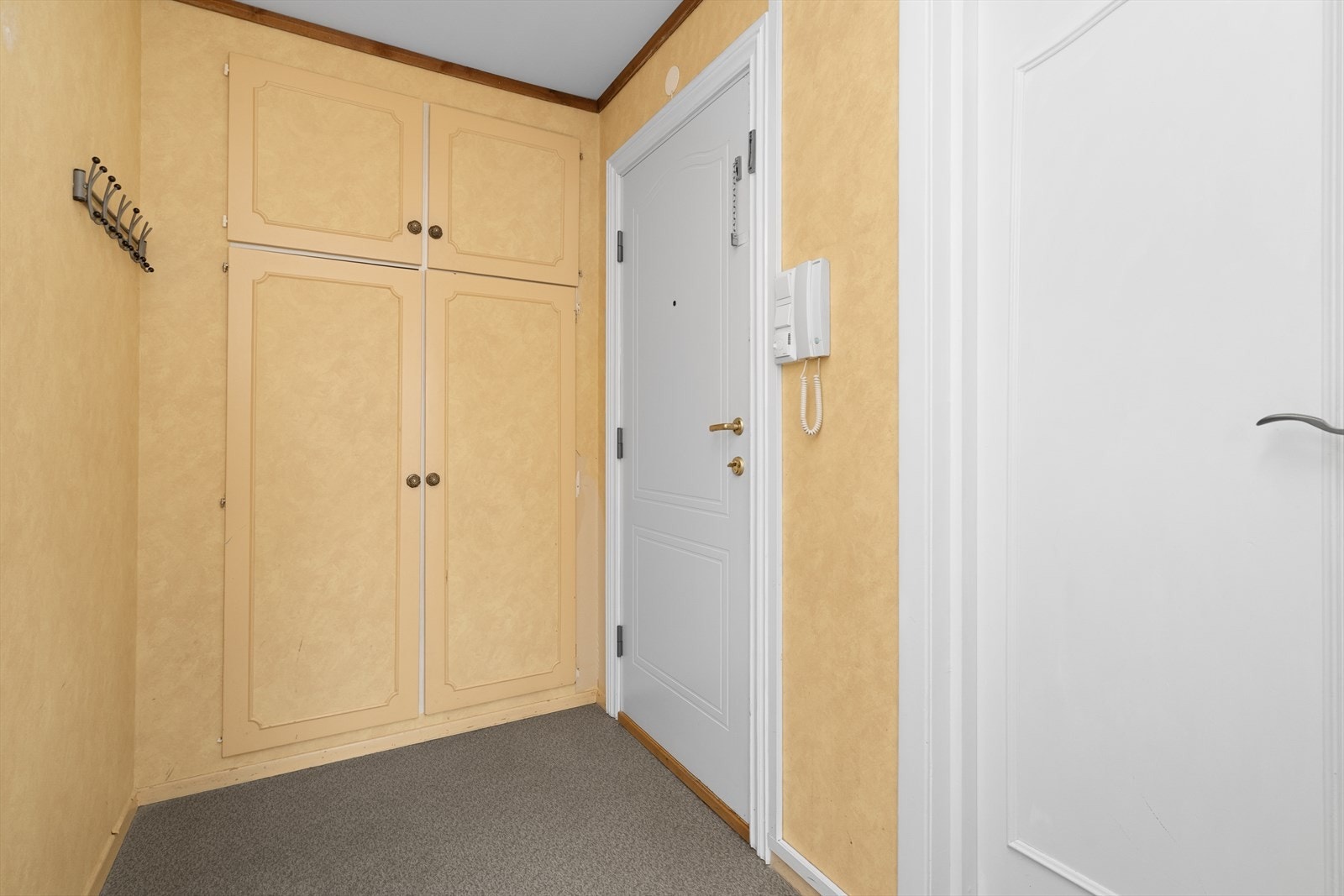 Med adkomst fra felles trappegang kommer man inn i boligens entrè som er på 4 m2. Her er det montert dørtelefon for enkelt å kunne slippe besøkende inn i bygget. God oppbevaringsplass i innebygget garderobeskap. Galleribilde