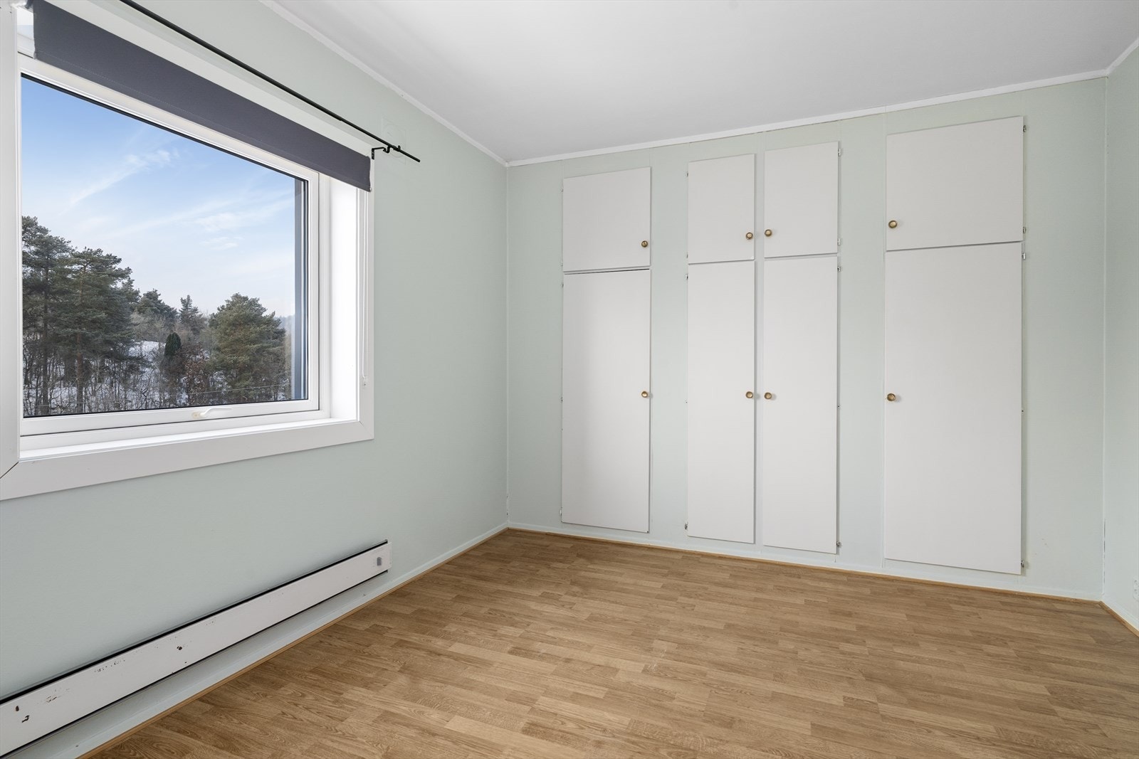 Soverommet har meget god oppbevaring i innebygget garderobeskap langs den ene veggen. Overflater på soverommet er laminat på gulvet og malt tapet på veggene. Galleribilde