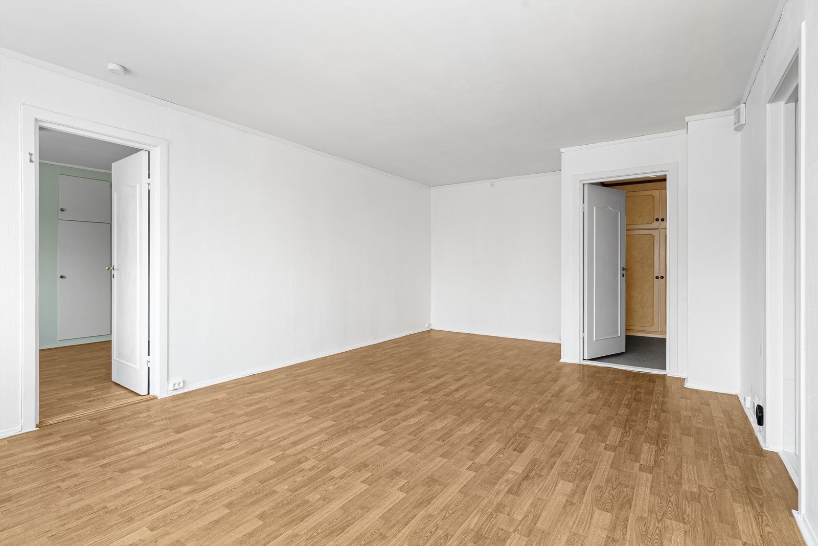 Overflater i stua er laminat på gulv og malt tapet på veggene. Galleribilde