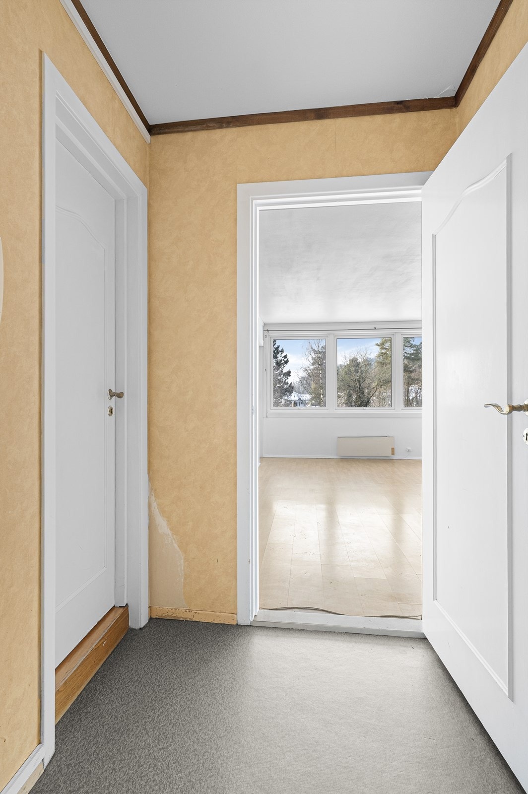 Entrèen har eldre overflater med belegg på gulvet og tapet på veggene. Galleribilde