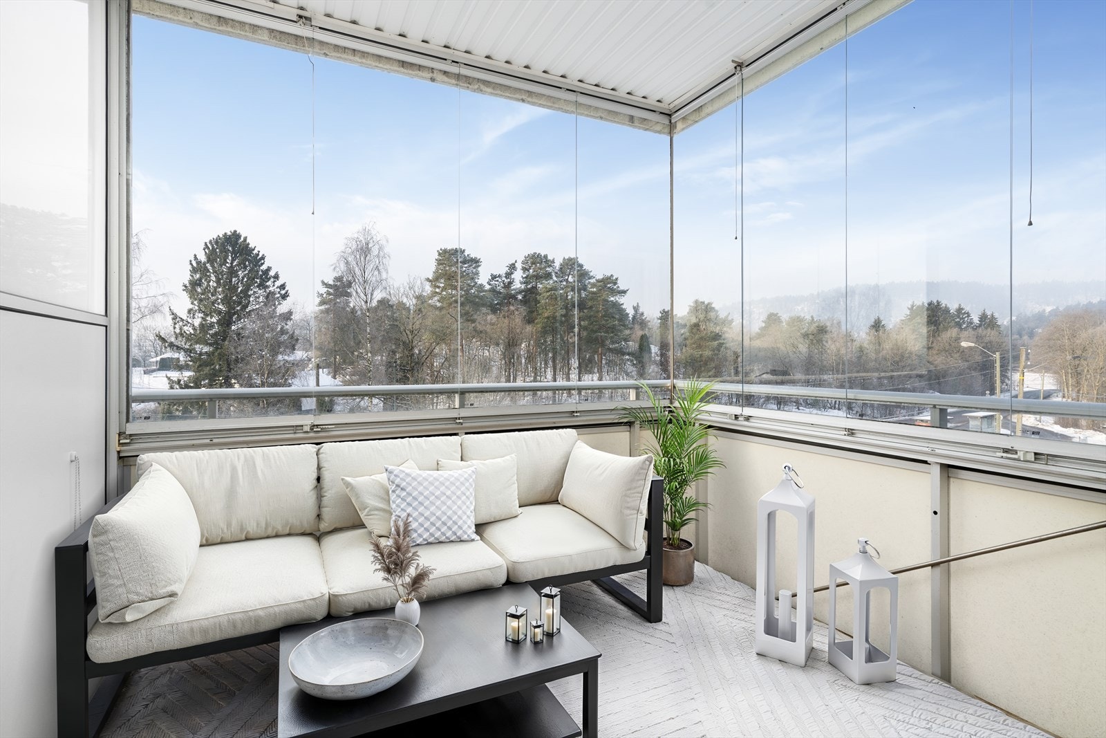 Andelsleilighet på Klyve beliggende i 3. etg. med sydvestvendt innglasset balkong og fin utsikt. (Digital møblering, kun en illustrasjon) Galleribilde