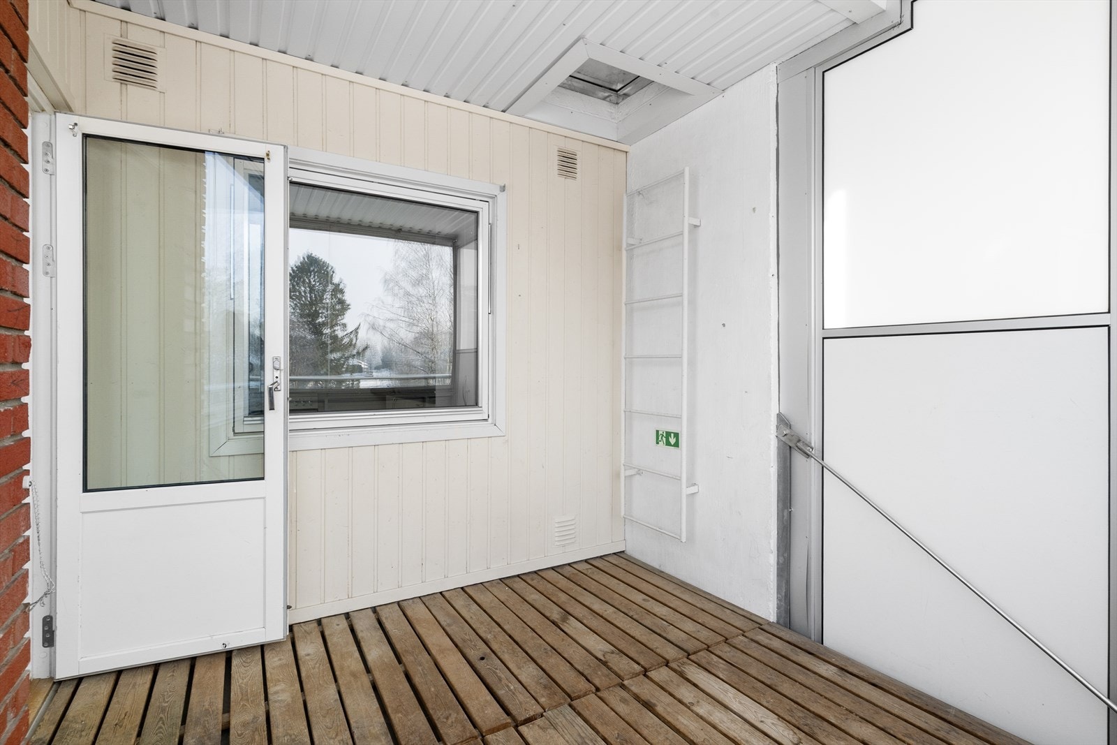 Det er montert brannstige på veggen med luke og rømningsvei ned til balkongen under. Galleribilde