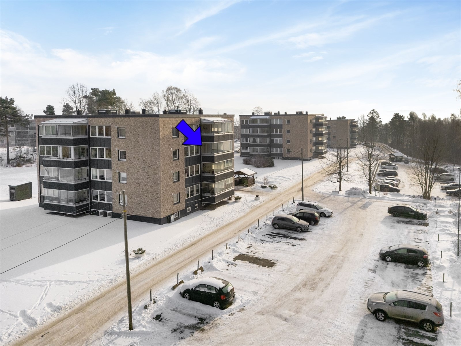 Leiligheten disponerer to boder i kjeller og egen oppmerket parkeringsplass. Mulighet for lading av el-bil i brl. Galleribilde