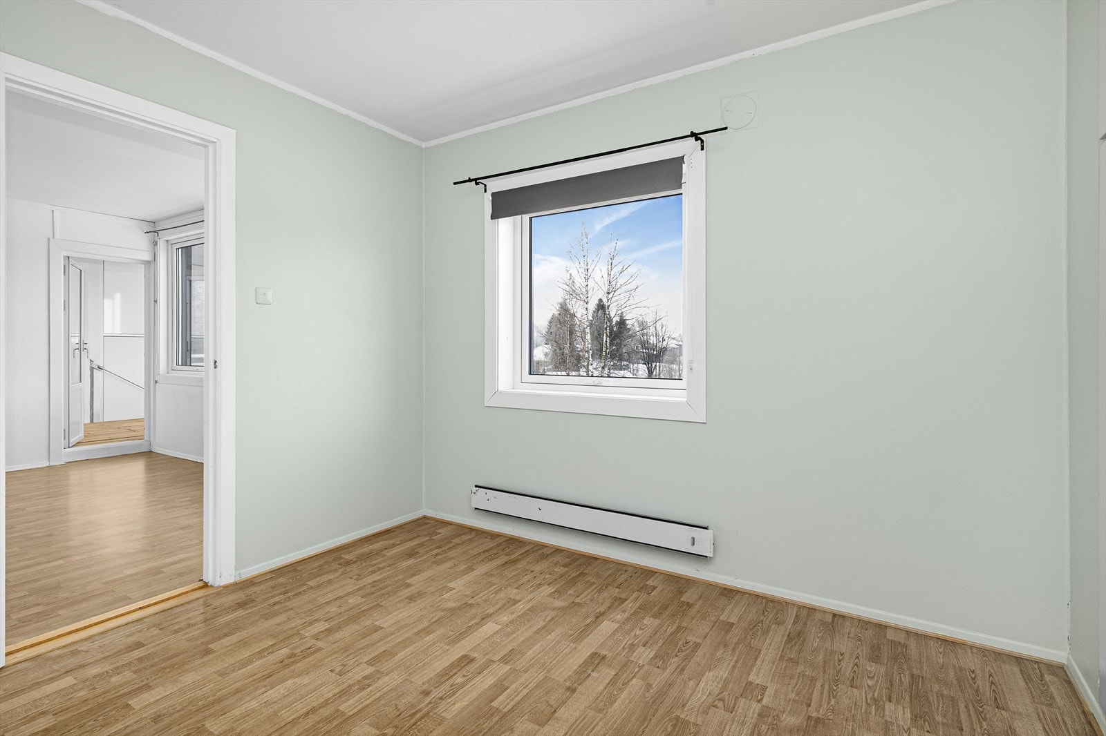 Det romslige soverommet på 12 m2 ligger inntil stua, med god plass til dobbeltseng og nattbord. Galleribilde