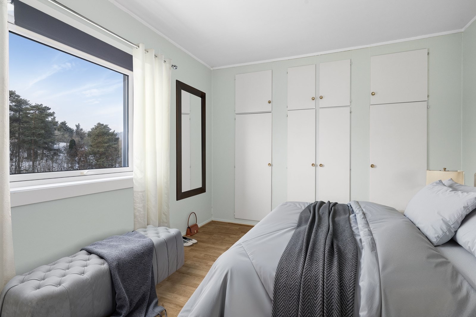 Leiligheten har god planløsning med bl.a. romslig stue med gode møbleringsmuligheter, kjøkken med plass til spisebord ved vindu, helfliset bad med varmekabler, romslig soverom og entre med garderobeskap. (Digital møblering, kun en illustrasjon) Galleribilde