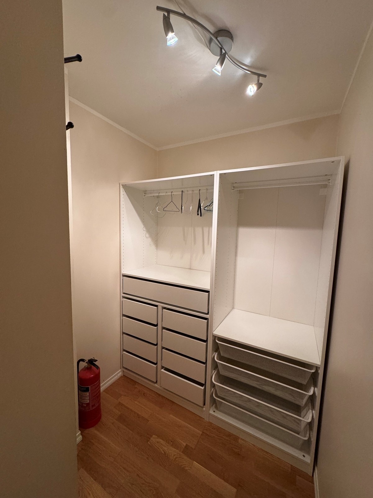 Fra entréen er det også direkte tilkomst til den innvendige boden for ekstra oppbevaring. Galleribilde