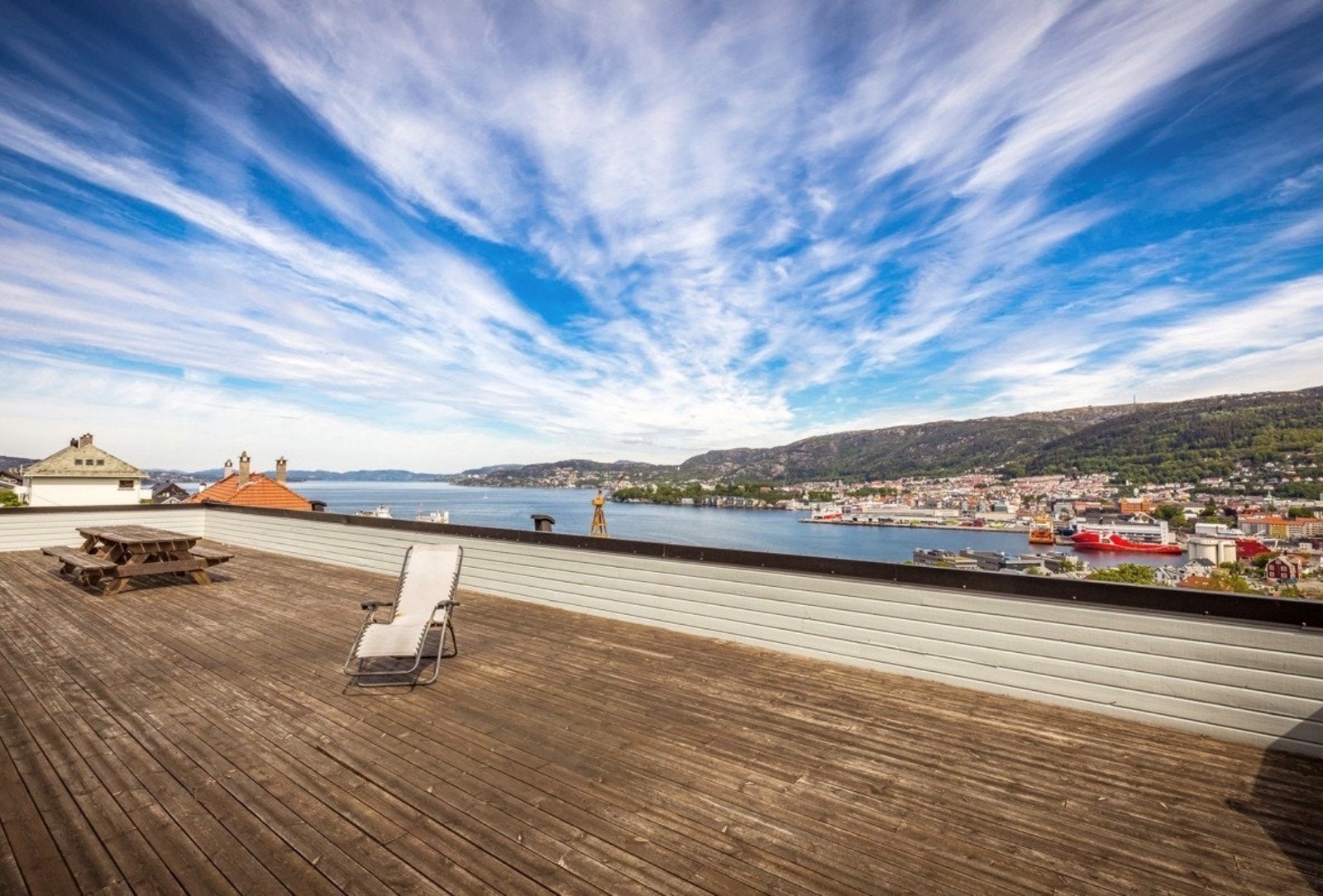 Stor og solrik takterrasse med nydelig utsikt over innseilingen og byfjellene. Galleribilde