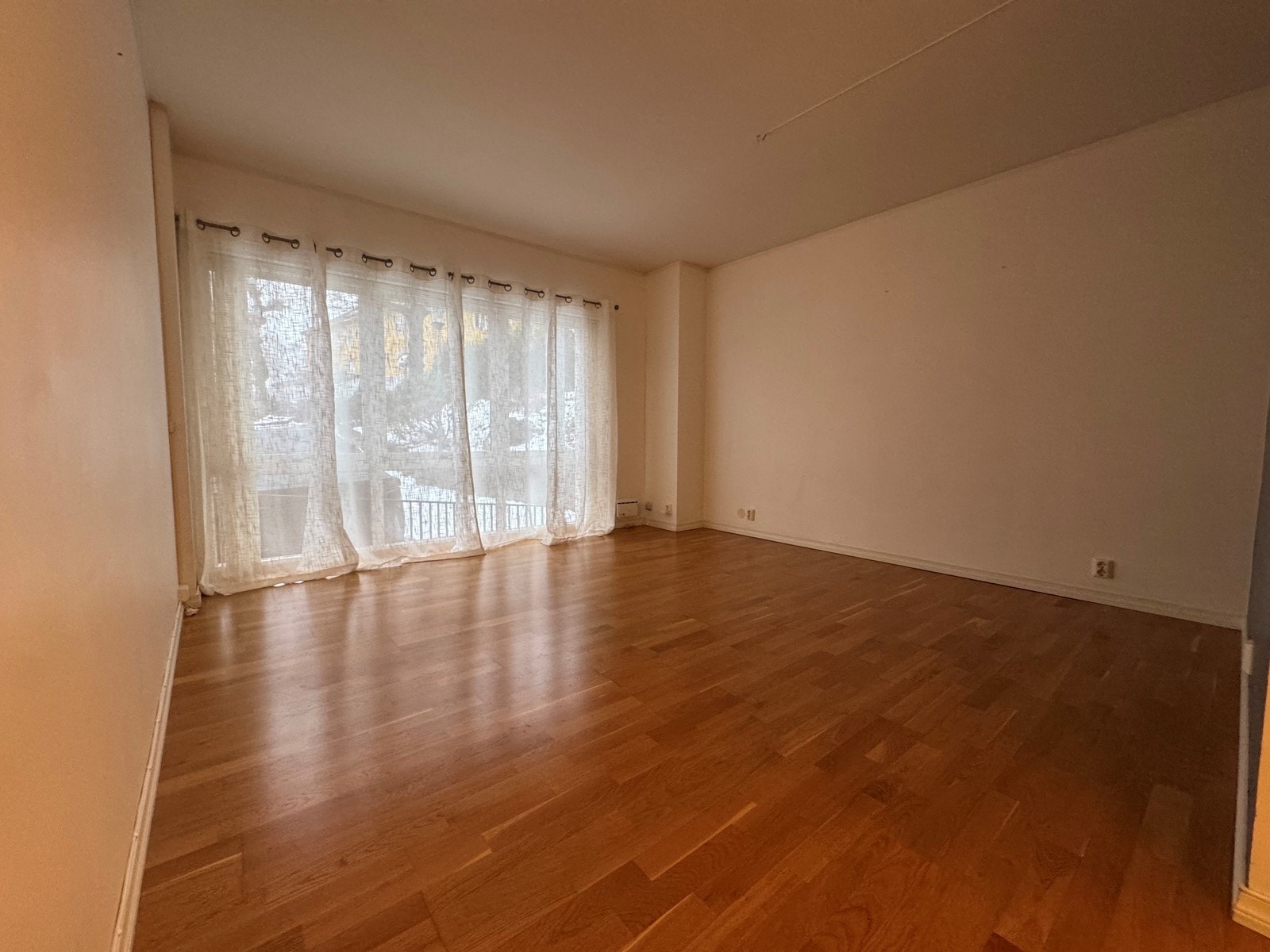 Stuen er av god størrelse og kan innredes etter ønske. Internett inkludert! Galleribilde