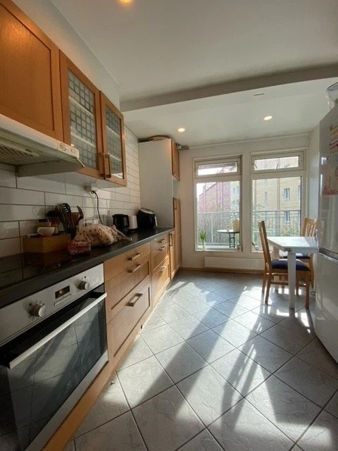 Kjøkken har plass til bord i sydvendt vindu Galleribilde