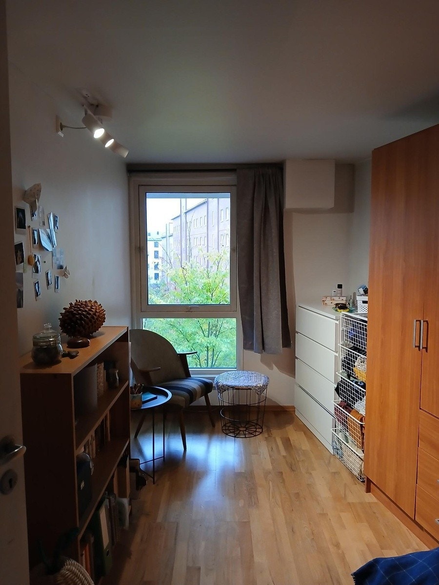 Soverom 1 med nåværende innredning, sydvendt vindu Galleribilde