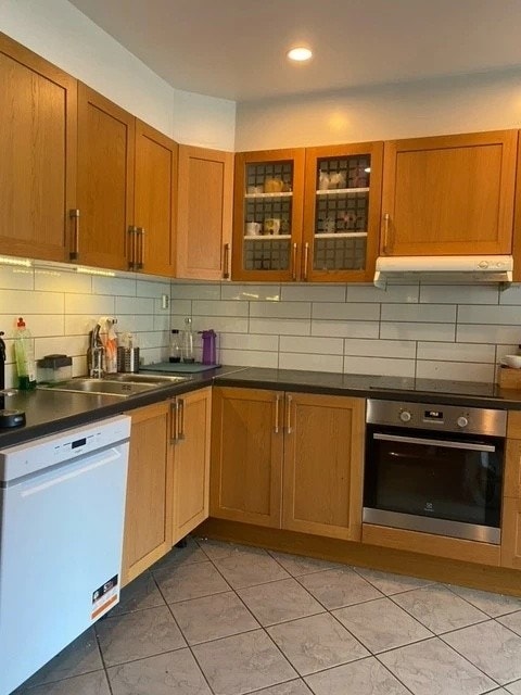 Kjøkken har oppvaskmaskin og 2 kjøleskap Galleribilde