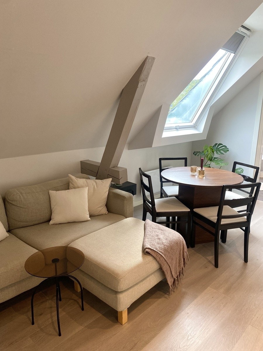 Det er plass til både sofagruppe og spisebord i oppholdsrommet. Galleribilde