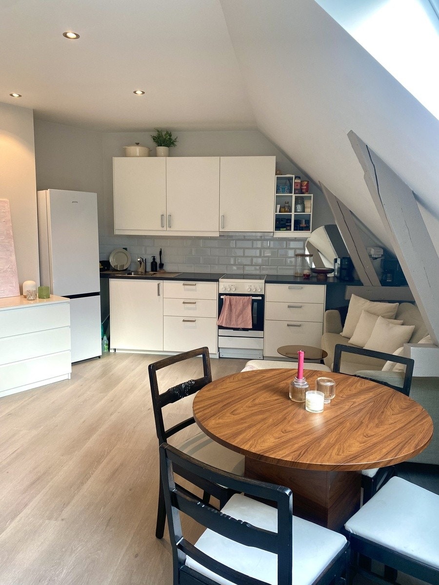 Lys og koselig studioleilighet med eget kjøkken og bad. Hvitevarer medfølger. Galleribilde