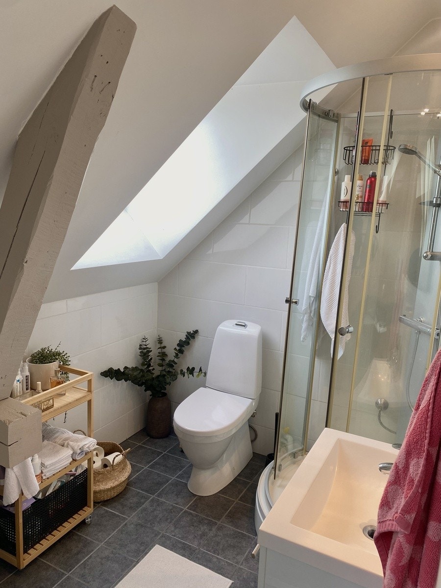Pent bad med servantskap, dusj og wc. Takvindu som gir fint lysinnslipp. Galleribilde