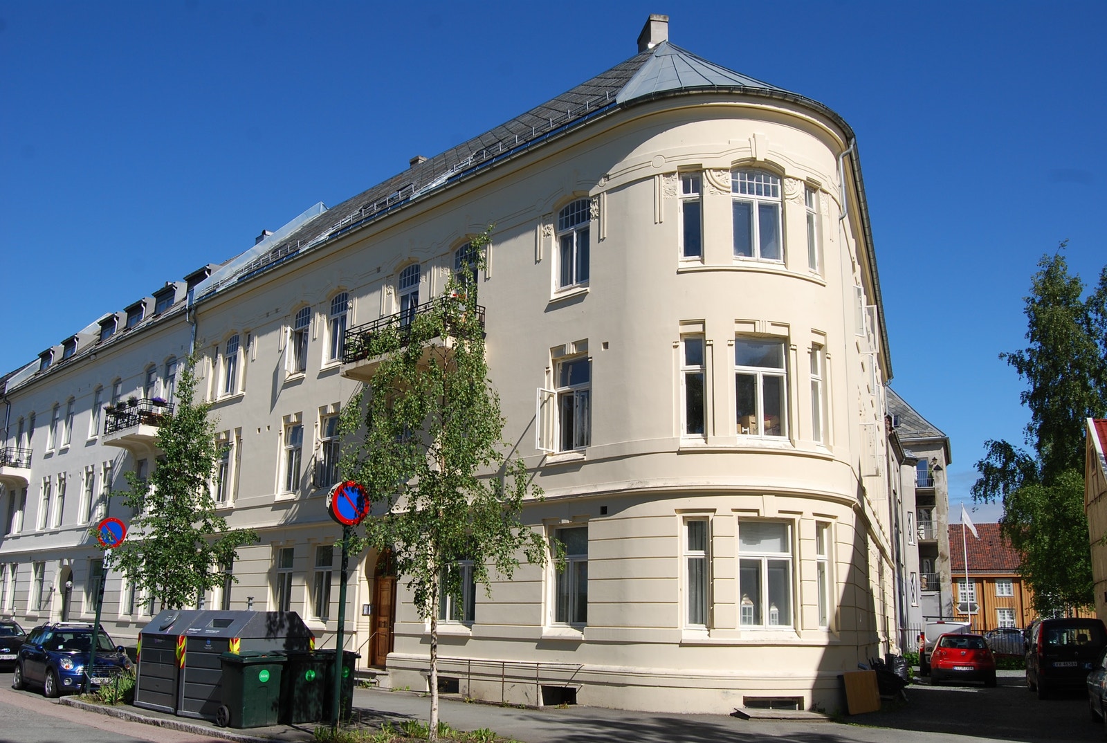 Elvegata 12 er en unik og historisk bygård fra jugendtiden, som har vært i utleiers eie i over 30 år. Bygget er godt vedlikeholdt. Galleribilde