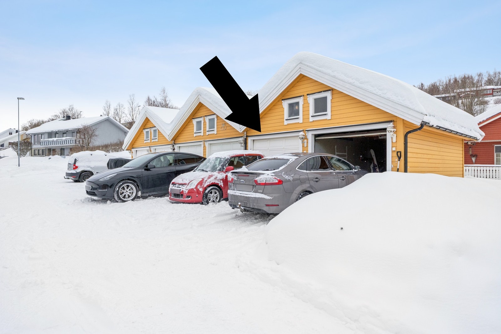 Parkering foregår i garasje, foran garasje og rett utenfor inngangspartiet til boligen. Galleribilde