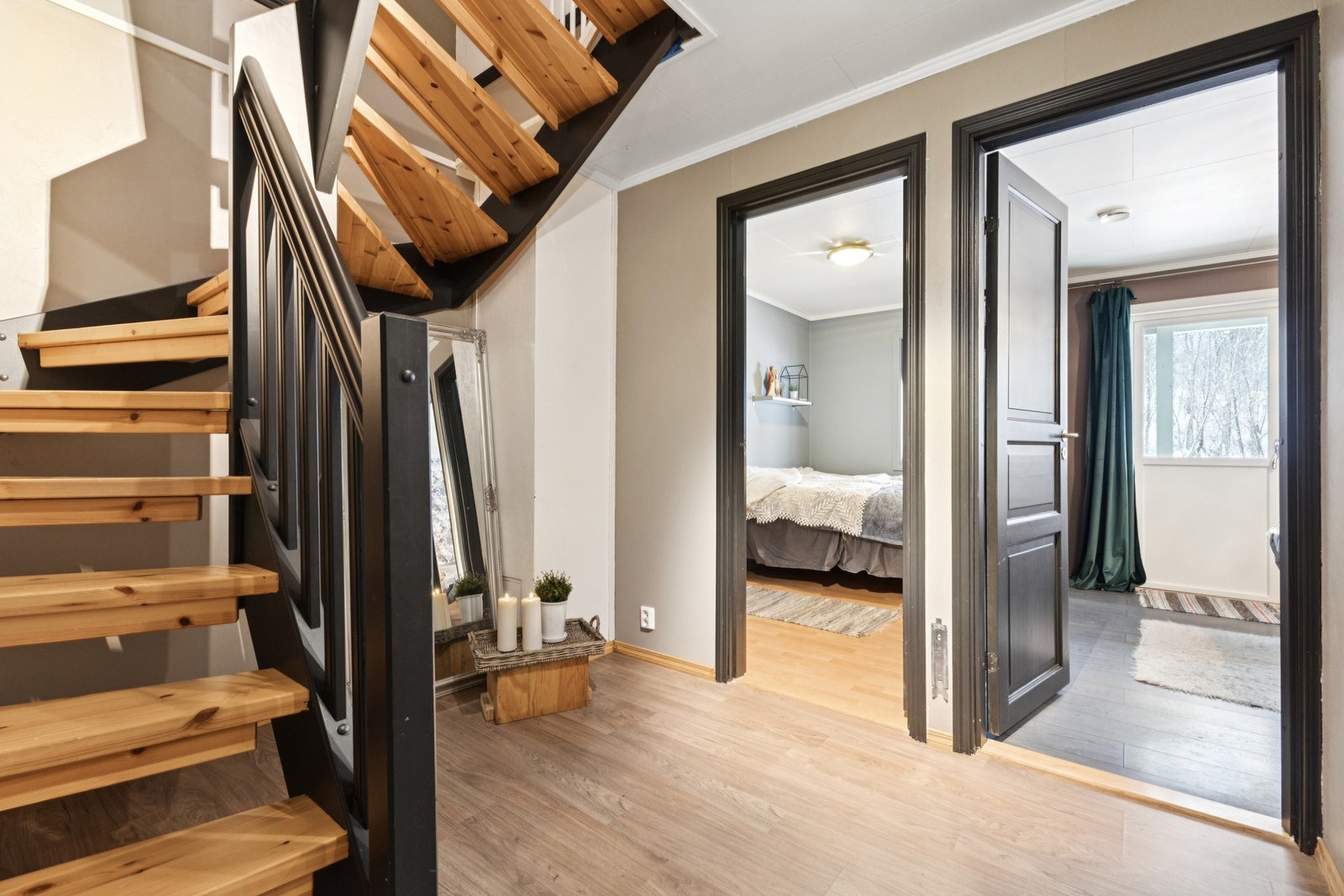 Det er varme i gulv både på badet og her nede i gangen. Galleribilde