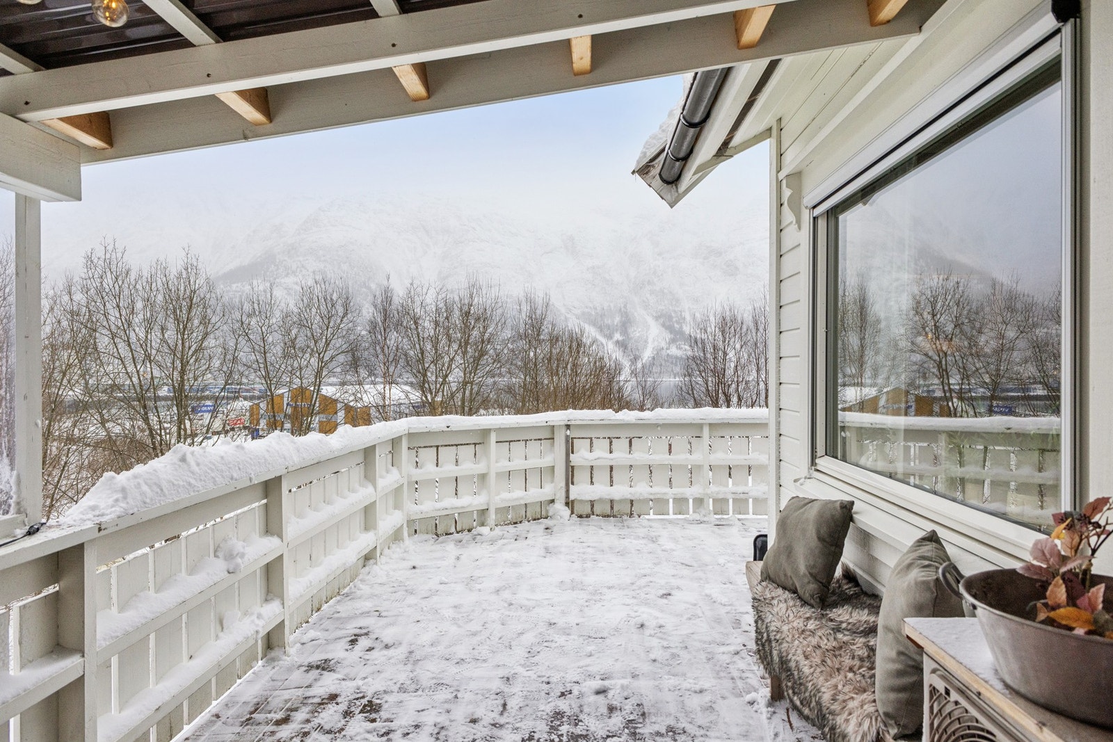 Skjermet uteområde med gode solforhold. Galleribilde