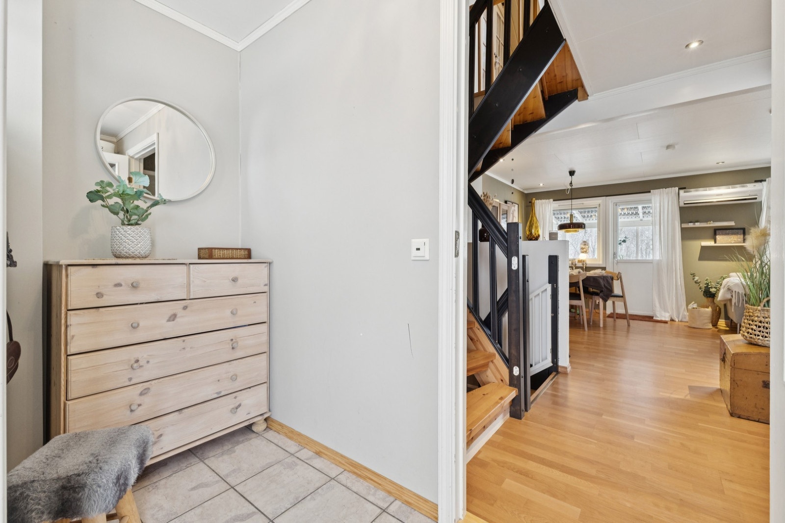 Velkommen inn! Entré har varme i gulv. Galleribilde