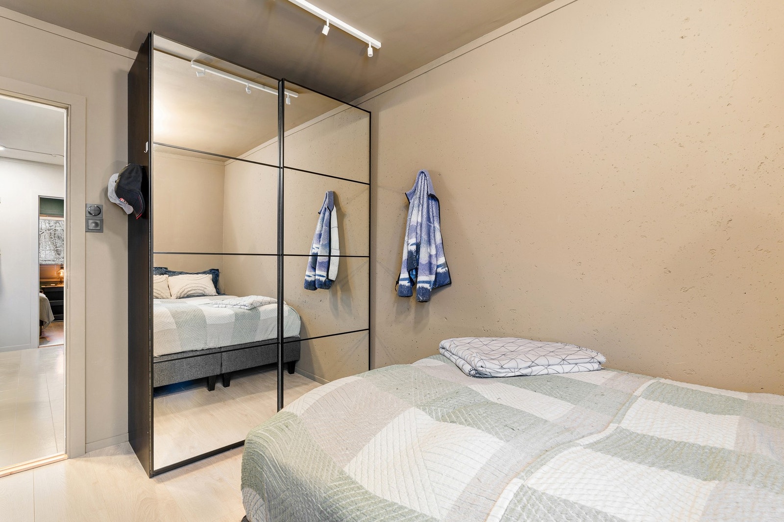 Leiligheten er malt i tidsriktige farger. Galleribilde