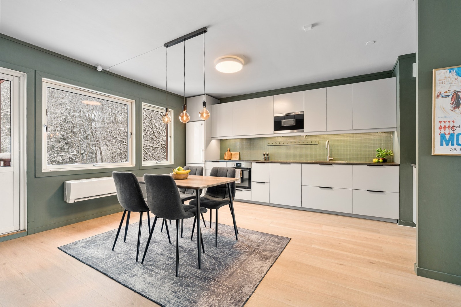 Godt med skap- og benkeplass på kjøkkenet. Galleribilde