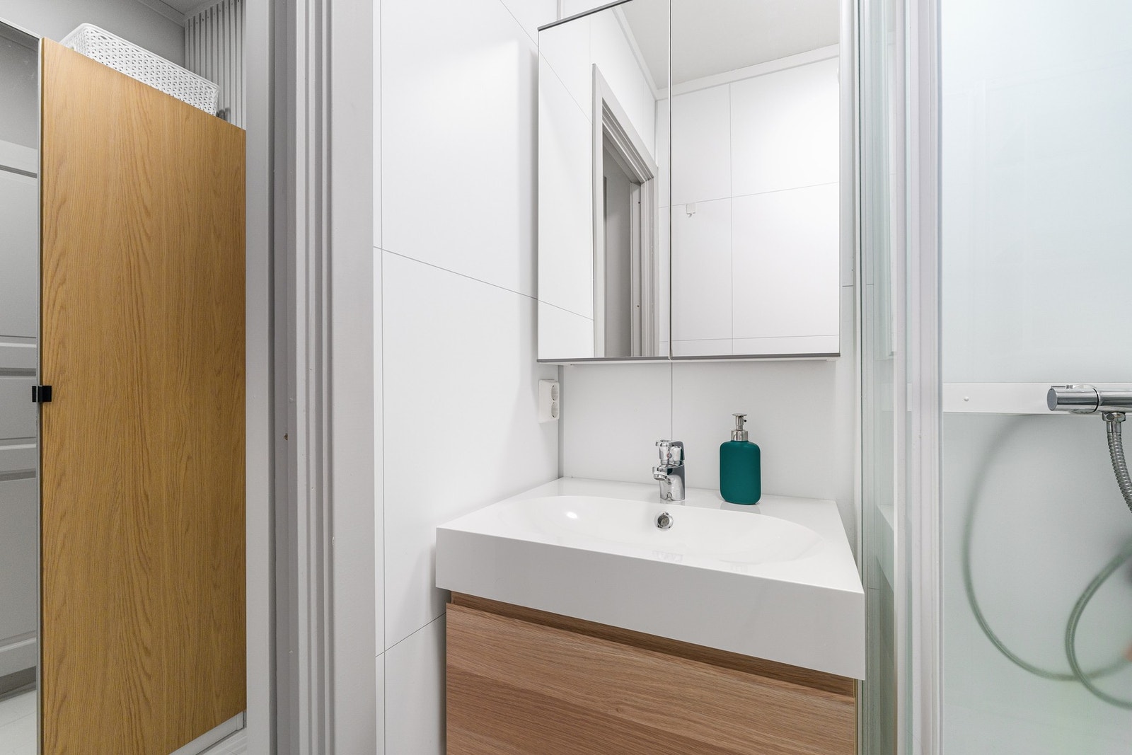 Flott baderomsinnredning, dusjkabinett og opplegg for vaskemaskin på baderommet. Galleribilde