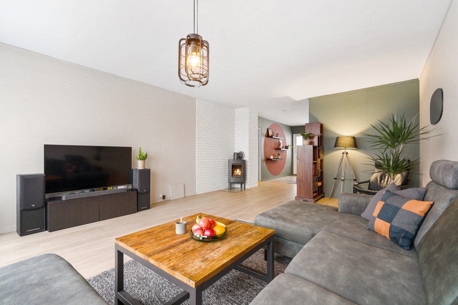 Romslig stue med gode møbleringsmuligheter, som skaper ulike soner i rommet. Galleribilde