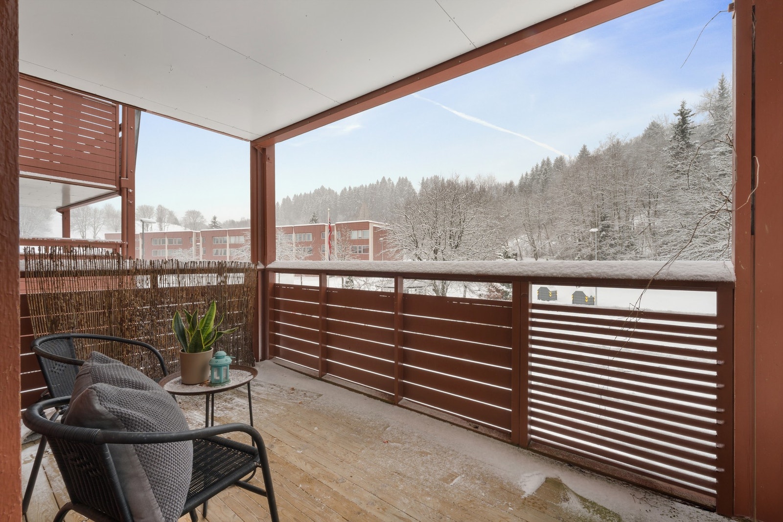 Solrik balkong vendt mot friområde. Galleribilde