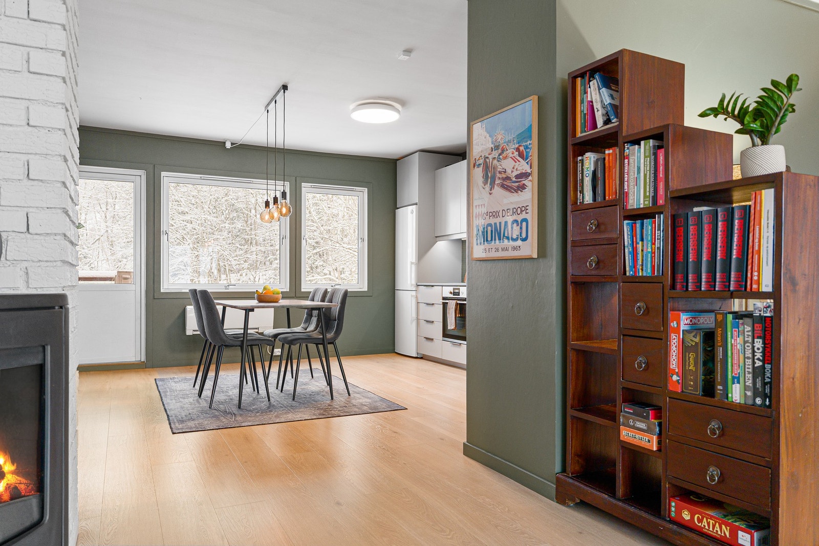 Delvis adskilt kjøkken med god plass til spisegruppe. Galleribilde