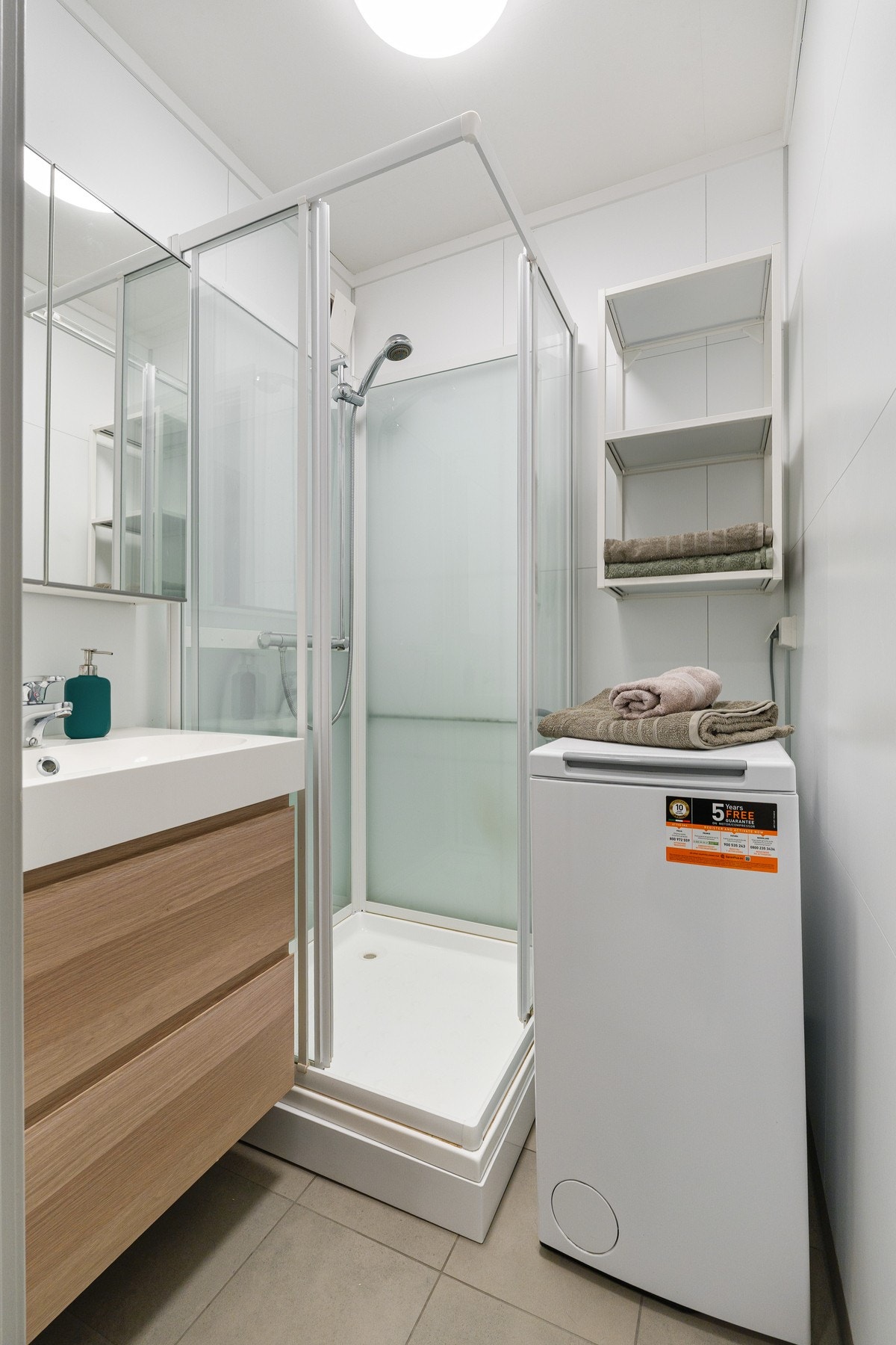 Flislagt bad med elektrisk gulvvarme. Galleribilde