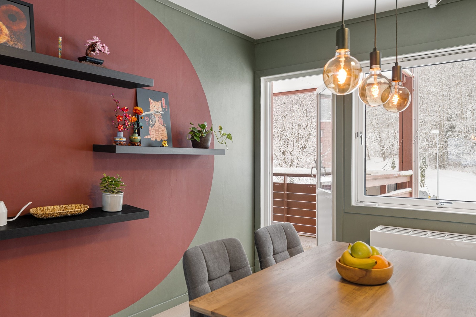 Fra spisestua er det utgang til en balkong. Galleribilde