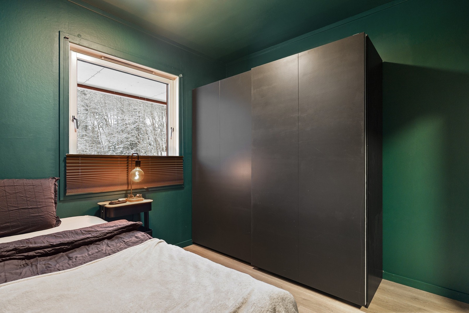 God plass til dobbeltseng og praktisk skyvedørsgarderobe på soverommet. Galleribilde