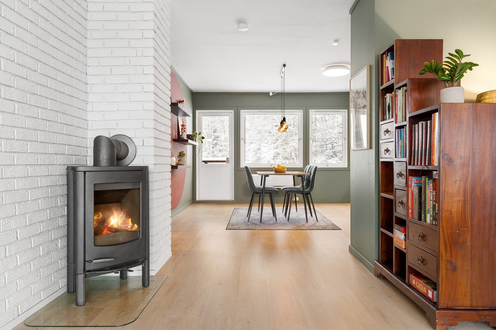 Leiligheten varmes opp via elektrisitet, vedfyring og varmepumpe. Galleribilde