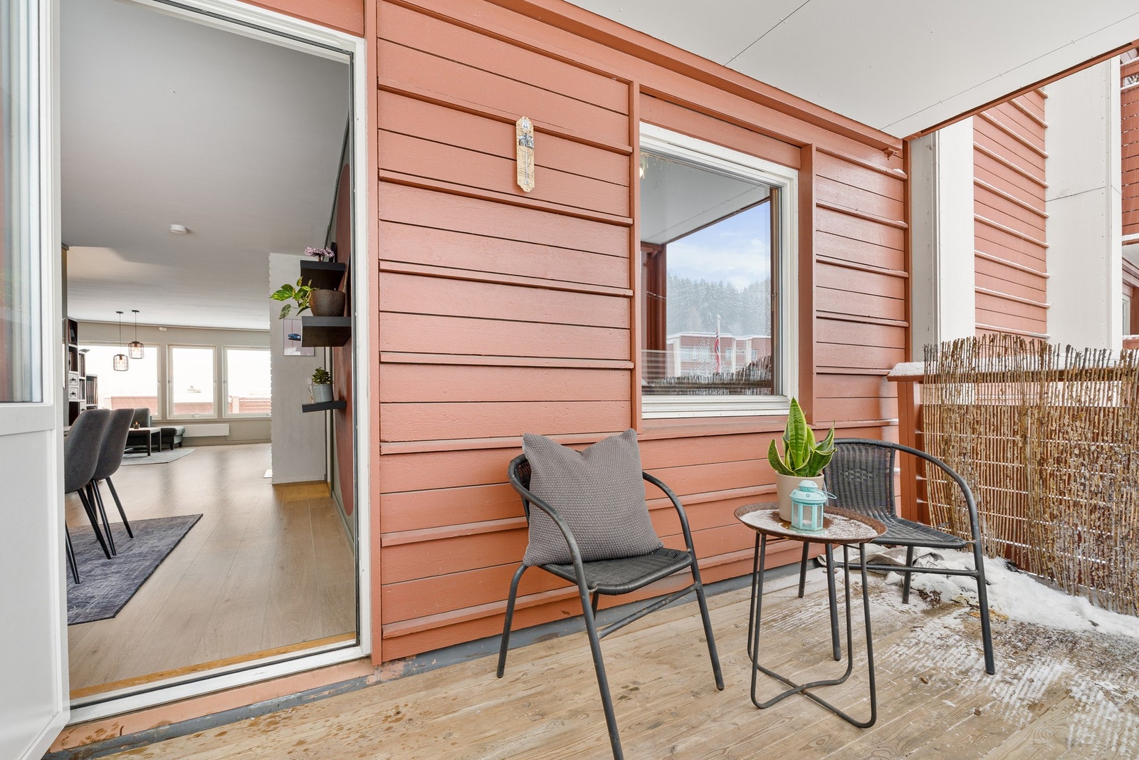 Balkong på 8 kvm med god plass til ønsket utemøblement. Galleribilde