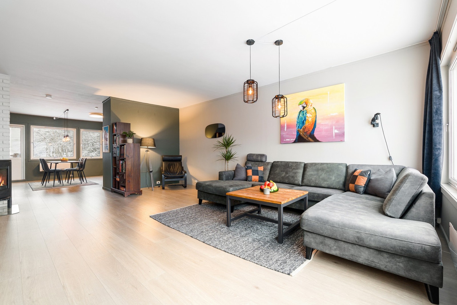 Velkommen til en lekker og romslig 3-roms leilighet med fin beliggenhet i 2. etasje. Galleribilde