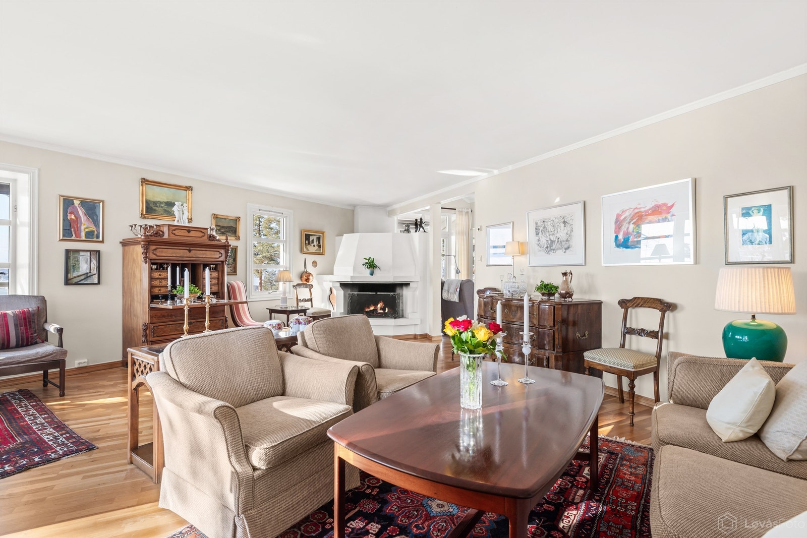 Den åpne peisen i stuen er et sentralt element for både hygge og varme Galleribilde