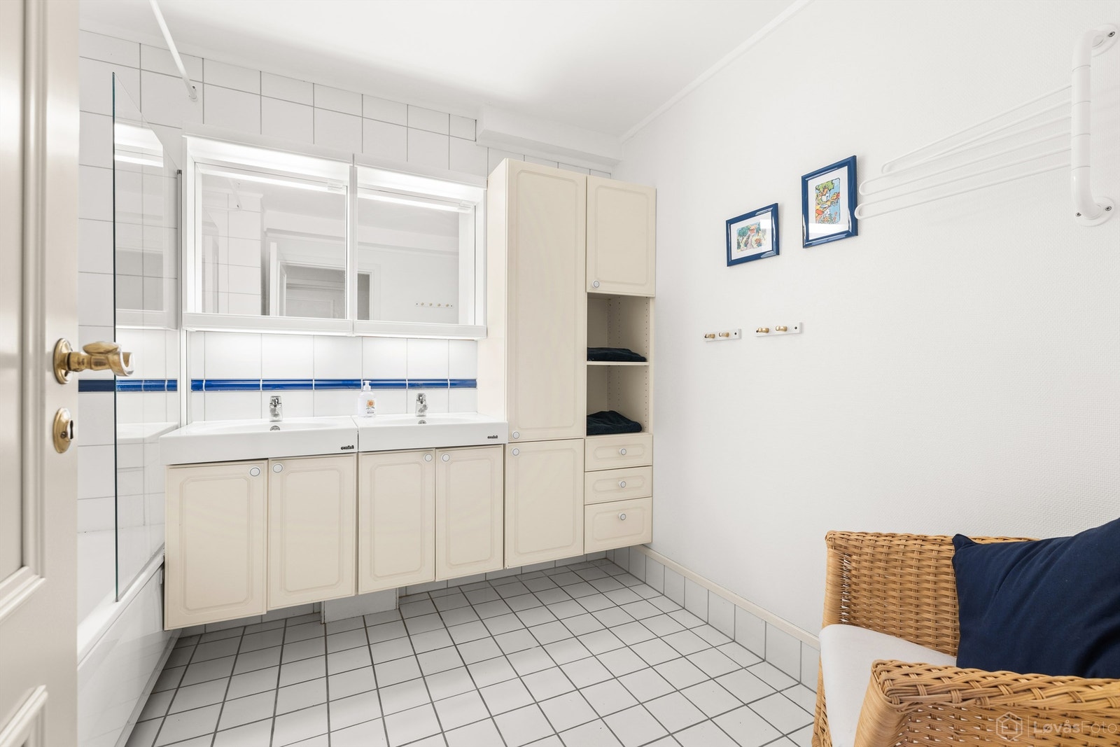 Romslig bad med badekar Galleribilde