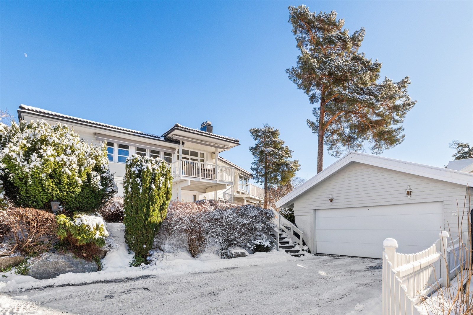 Solveien 104C har en solrik og flott beliggenet, høyt og luftig, tilbaketrukket og skjermet i andre husrekke fra Solveien Galleribilde