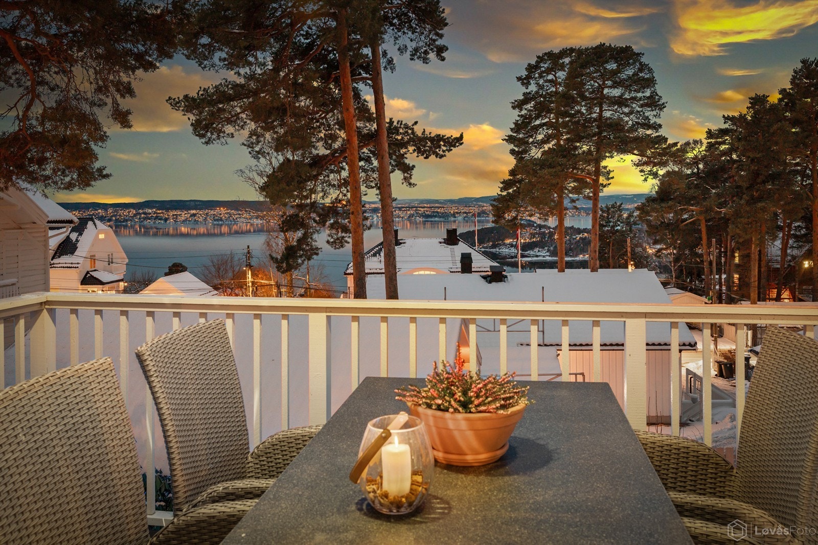 Vestvendt med flott fjordutsikt Galleribilde