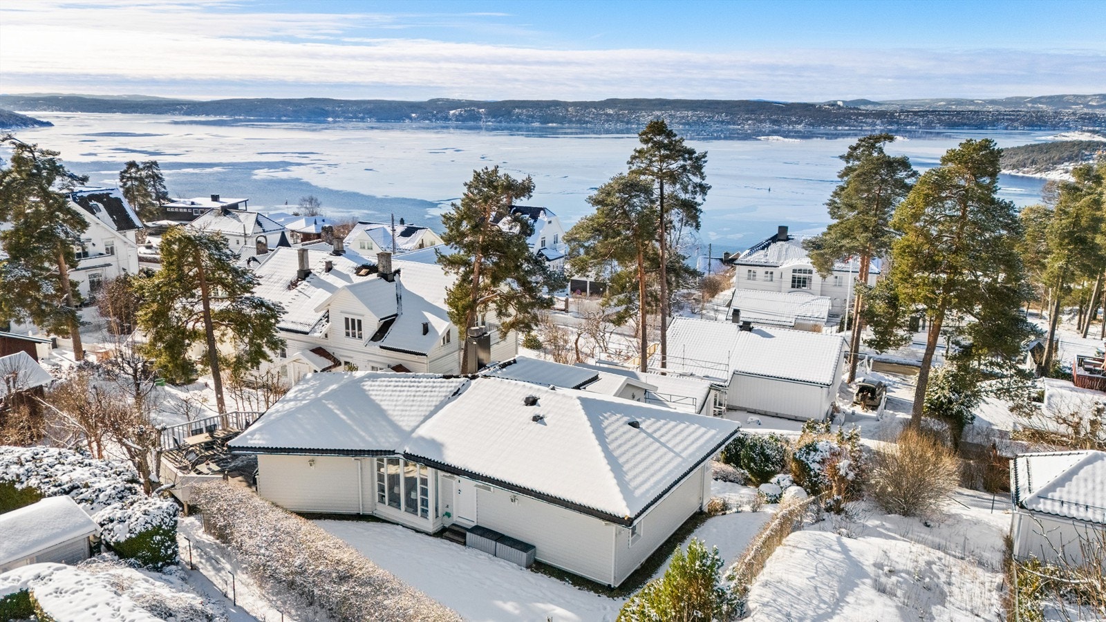 Når temperaturen tillater er det bare en liten rusletur ned til Nordstrand Bad med flotte bademuligheter Galleribilde