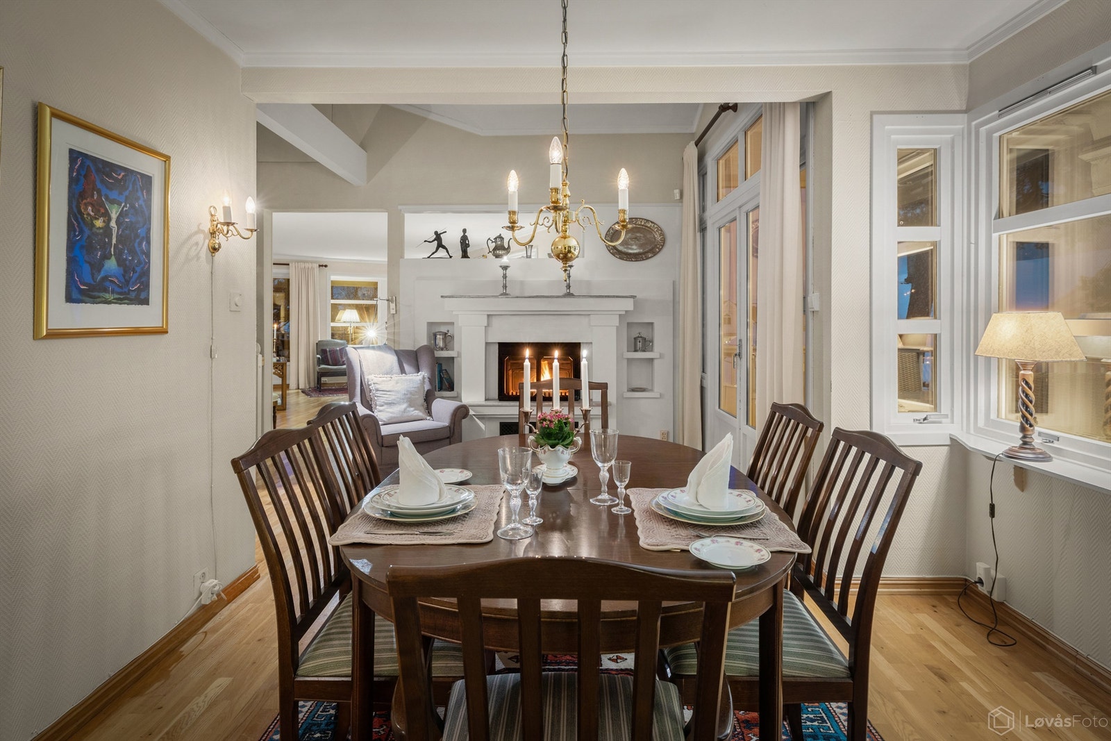 Peisen i spisestuen bidrar til en hyggelig ramme rundt måltidene Galleribilde