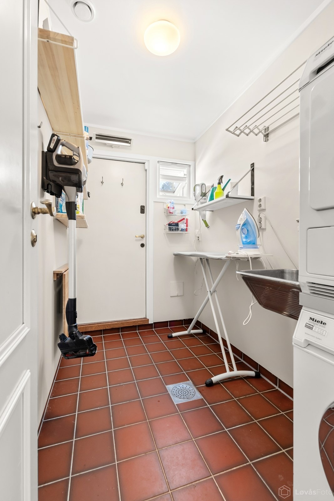 Eget praktisk vaskerom med direkte utgang til bakhagen med tørkestativ Galleribilde