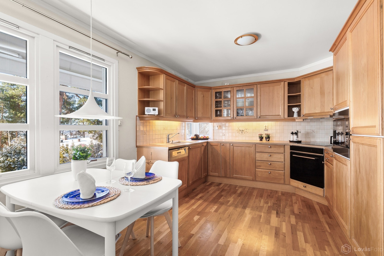 Rommet har godt med skap- og benkeplass, samt en hyggelig spiseplass ved vinduet Galleribilde