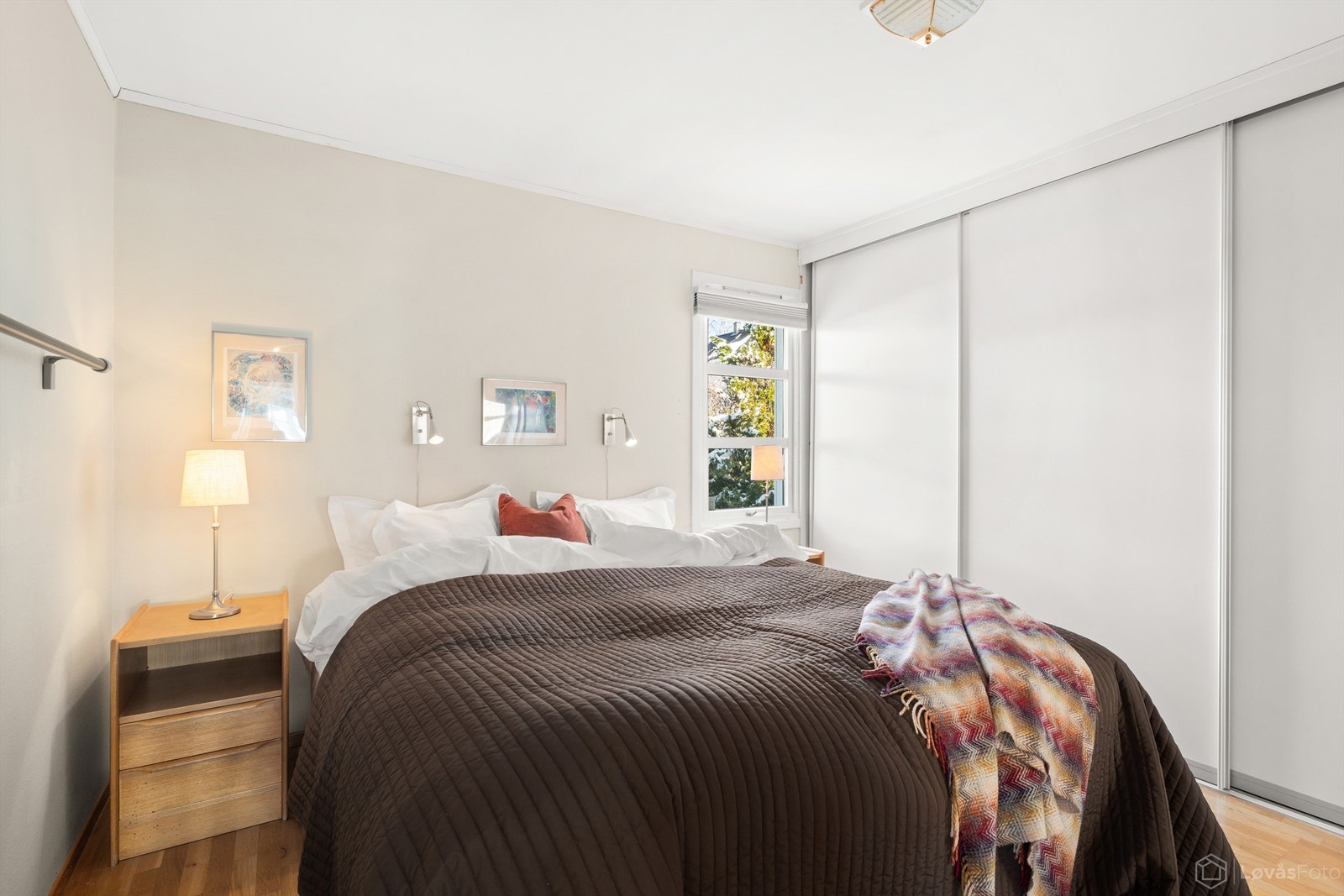 Romslig hovedsoverom med stor skyvedørsgarderobe Galleribilde